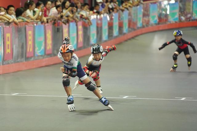 小紅書上的花樣輪滑比賽，速度與藝術的完美融合！