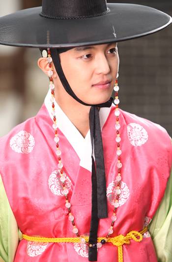 韓服演員演繹傳統(tǒng)與時(shí)尚交融的絕美演繹