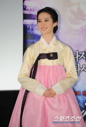 韓服演員演繹傳統(tǒng)與時(shí)尚交融的絕美演繹