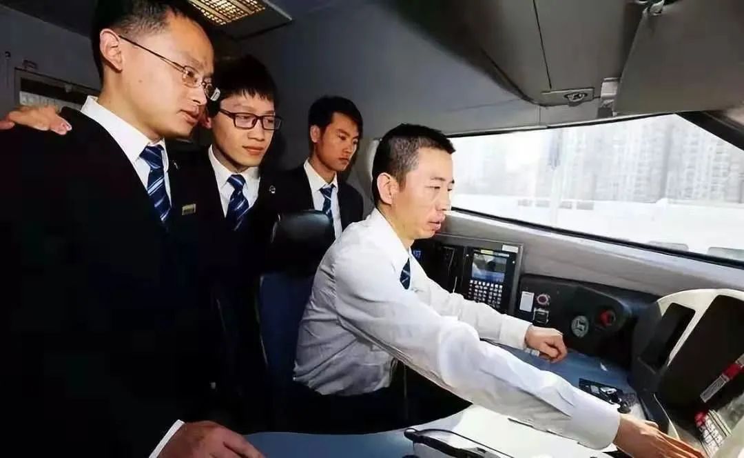 關(guān)于電車(chē)癡漢動(dòng)漫無(wú)修版的視覺(jué)震撼與心靈沖擊探討