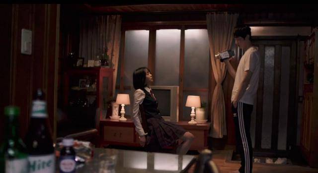 韓國電影中的漂亮老師與小巷獨特小店的秘密故事