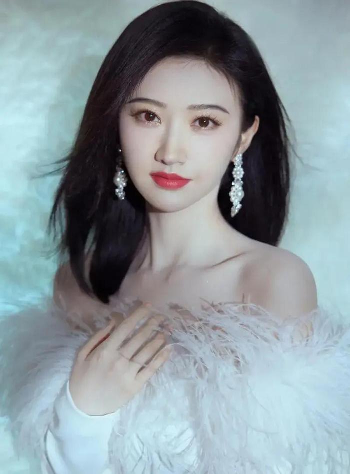 女明星漂亮,女明星漂亮與小巷中的隱藏寶藏