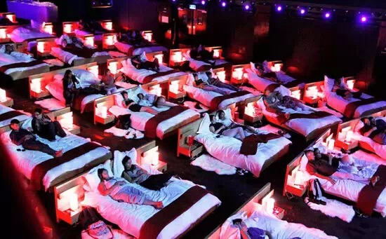 床上電影院與小巷深處的夢(mèng)幻觀(guān)影空間體驗(yàn)獨(dú)特觀(guān)影樂(lè)趣