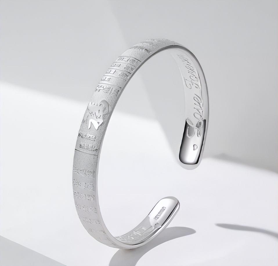 銀手鐲價格變化與自信閃耀人生的關(guān)聯(lián)探討