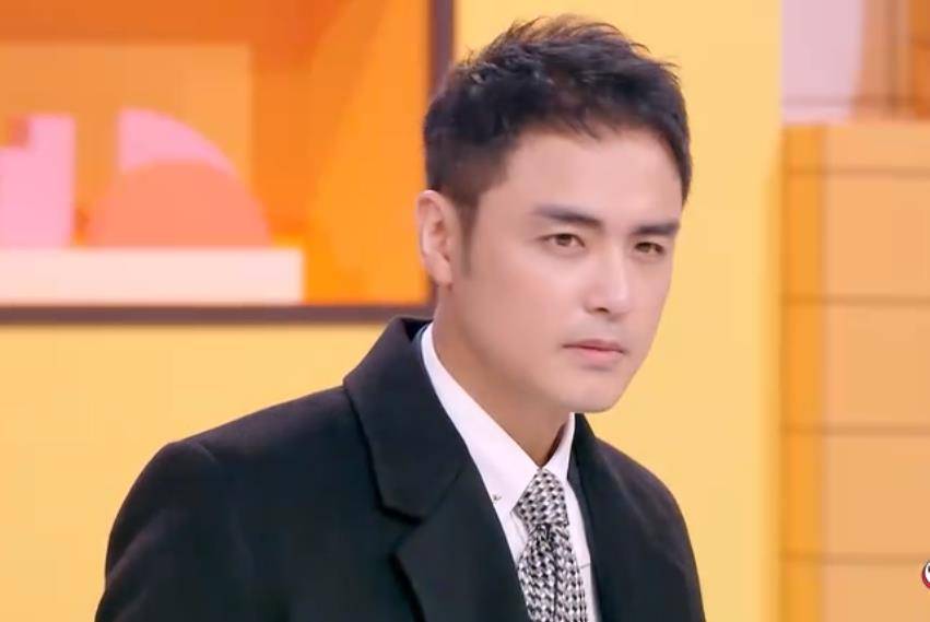 戴假發(fā)男明星的心靈與自然的奇妙之旅