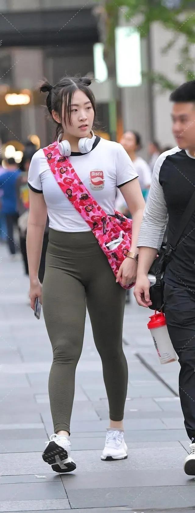 時尚潮流穿搭探索自然美景的時尚旅行之旅