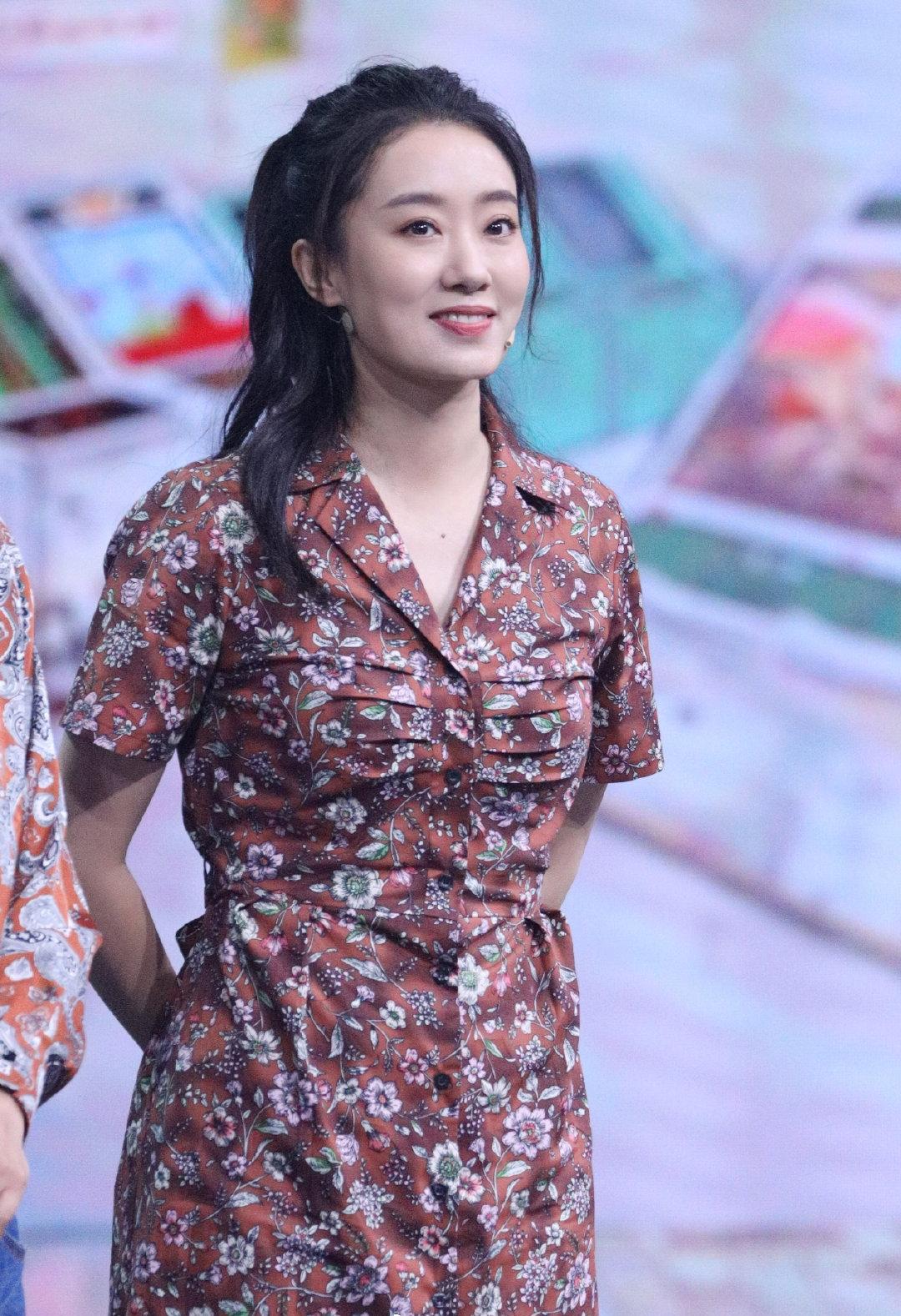 時尚潮流穿搭探索自然美景的時尚旅行之旅