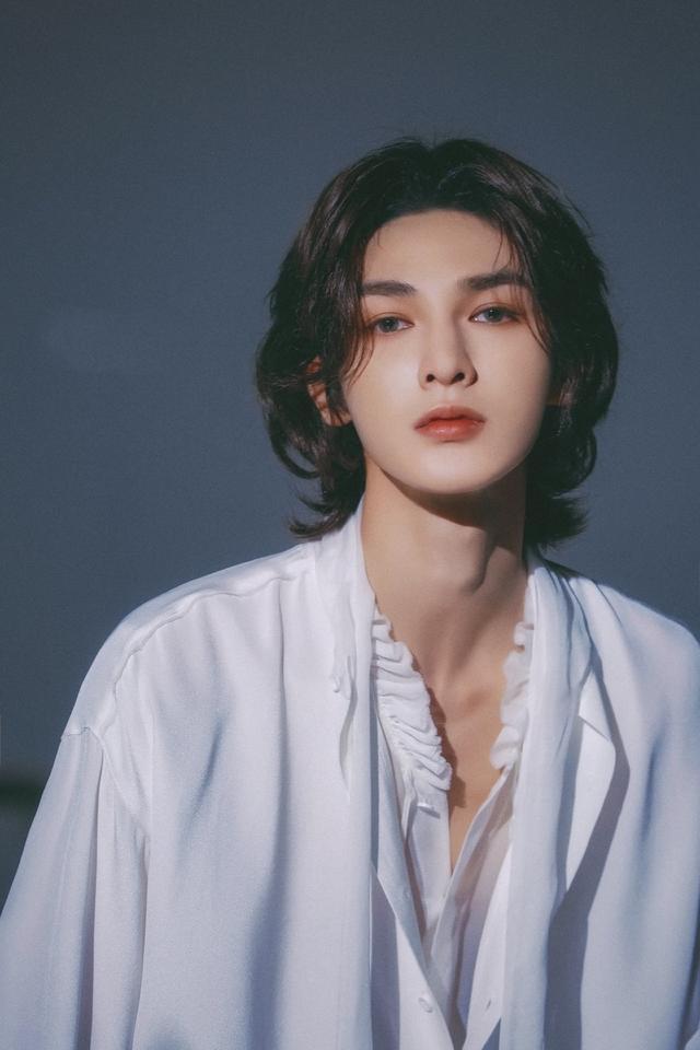 長頭發(fā)男明星與小巷秘密發(fā)藝小店的獨(dú)特故事