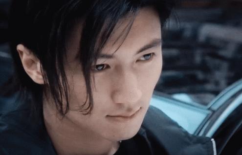 長頭發(fā)男明星與小巷秘密發(fā)藝小店的獨(dú)特故事