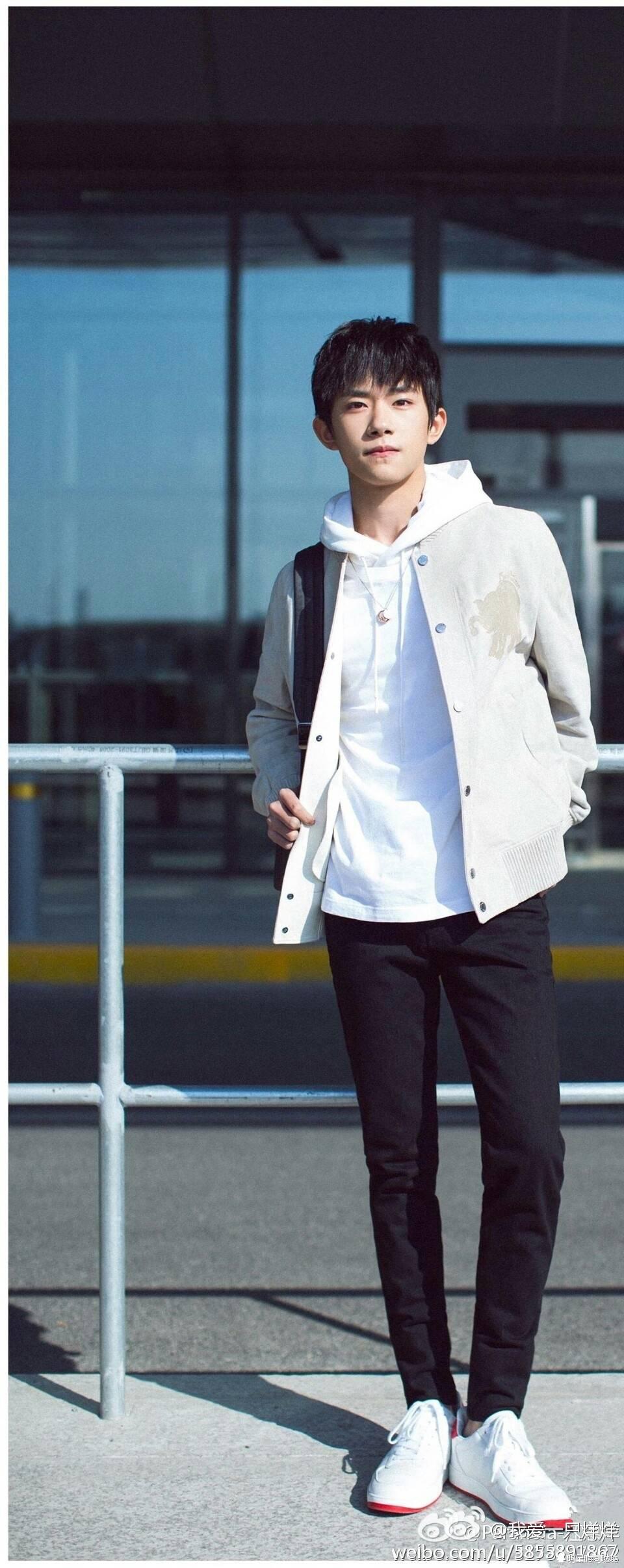 易烊千璽最新街拍展現(xiàn)變化中的自信與成就感魅力