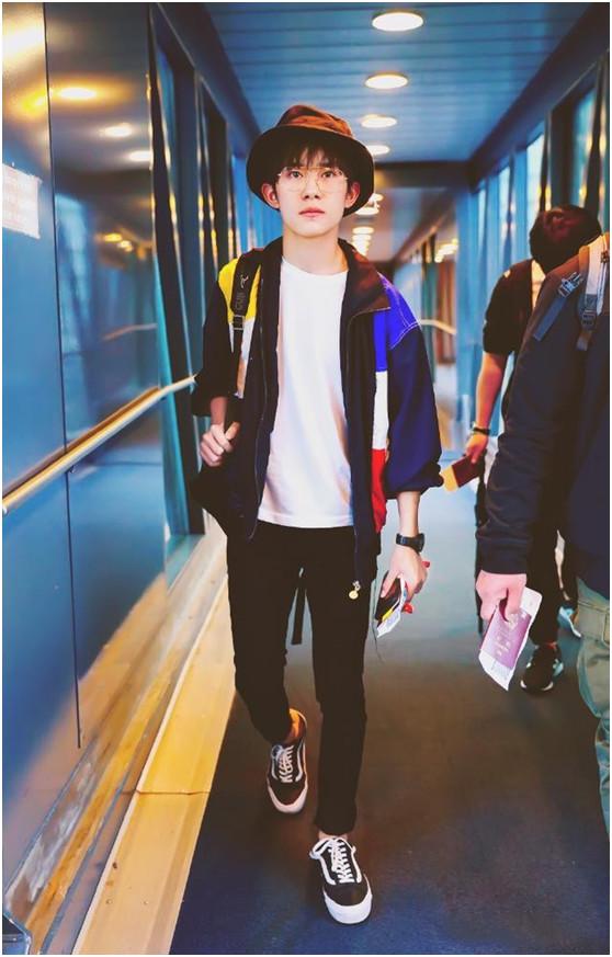 易烊千璽最新街拍展現(xiàn)變化中的自信與成就感魅力