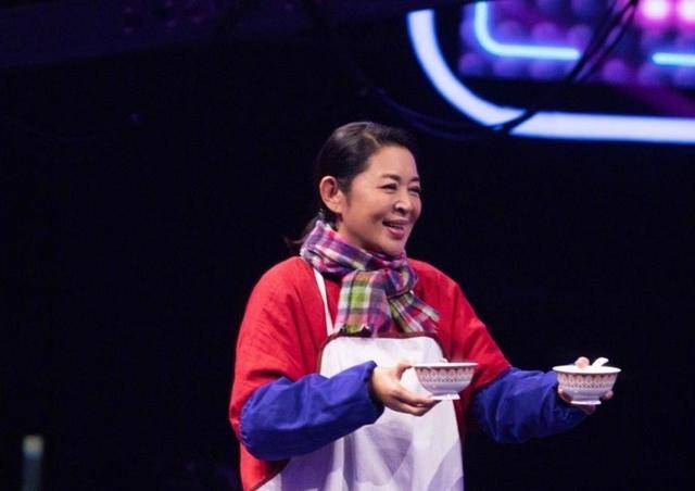 倪萍最新捐款與小巷深處的特色小店探秘