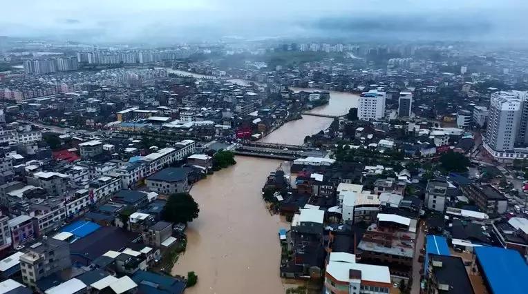 福建暴雨下的溫馨日常故事