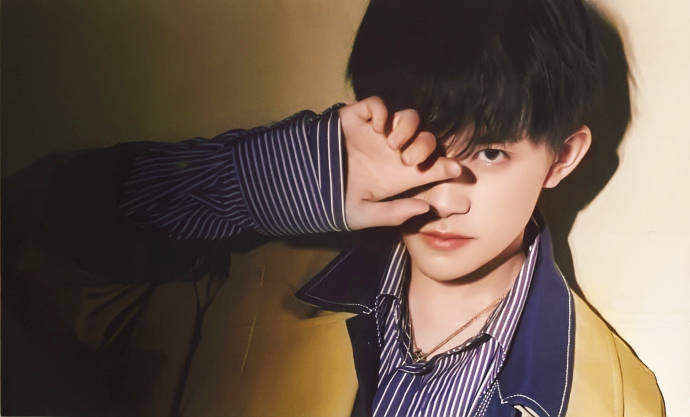 易烊千璽最新高清照片與小巷深處的獨(dú)特風(fēng)景與特色小店探索